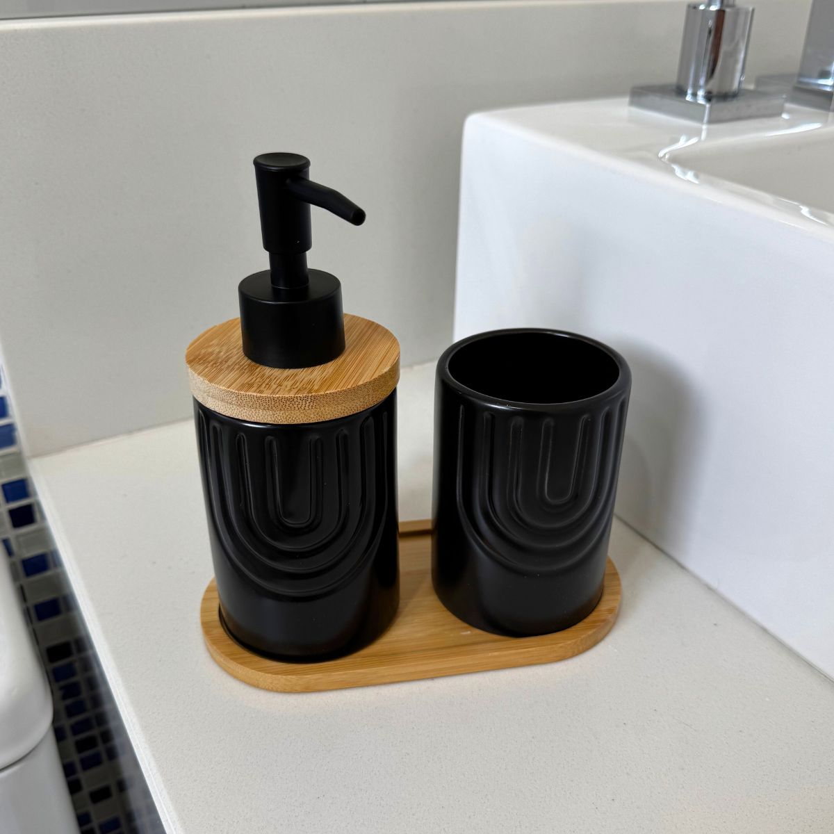 Kit Banheiro Supreme - Conjunto Porcelana Base Bambu Saboneteira Porta Escova 3 Peças