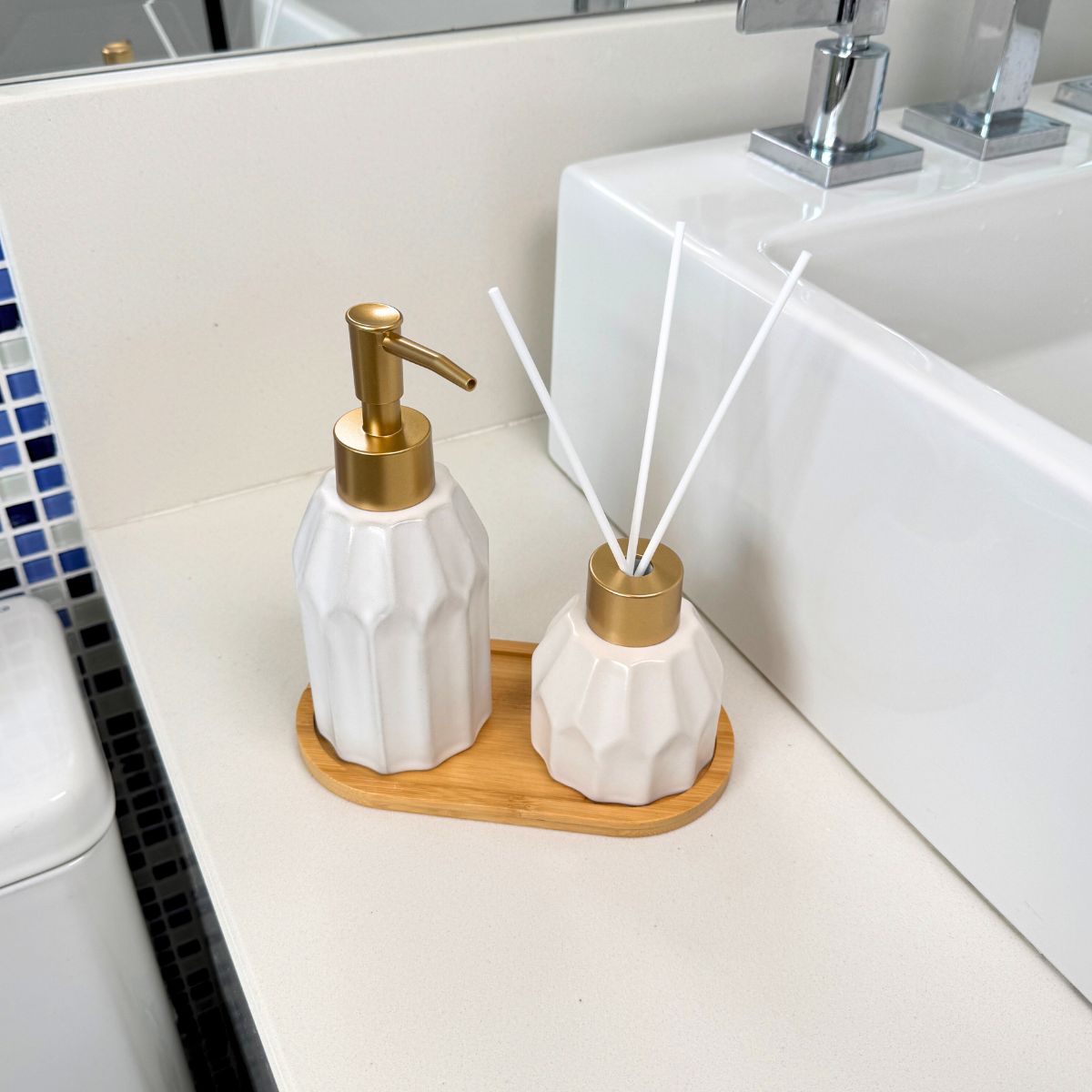 Kit Banheiro Aromas 3 Peças - Conjunto Dispenser e Aromatizador em Porcelana com Bandeja em Bambu