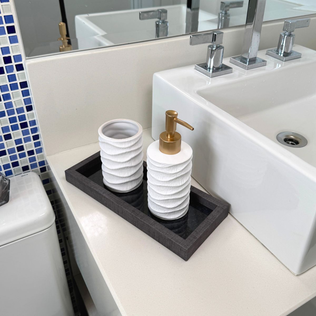 Bandeja Decorativa de Madeira com Vidro – Organização e Sofisticação