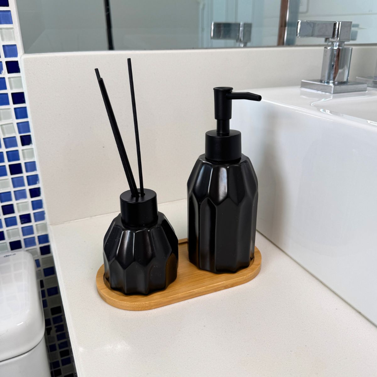 Kit Banheiro Aromas 3 Peças - Conjunto Dispenser e Aromatizador em Porcelana com Bandeja em Bambu