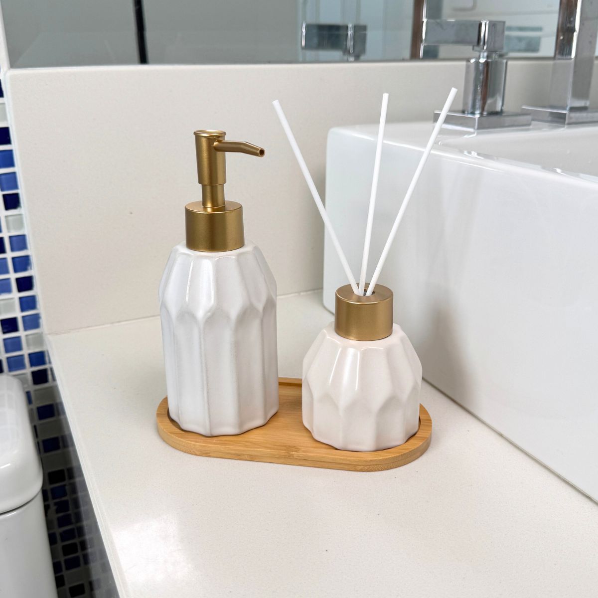 Kit Banheiro Aromas 3 Peças - Conjunto Dispenser e Aromatizador em Porcelana com Bandeja em Bambu
