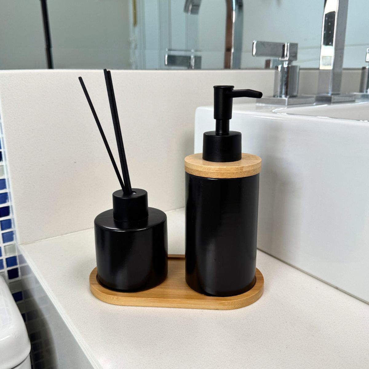 Kit Banheiro Aromas Liso 3 Peças - Conjunto Dispenser e Aromatizador em Porcelana com Bandeja em Bambu