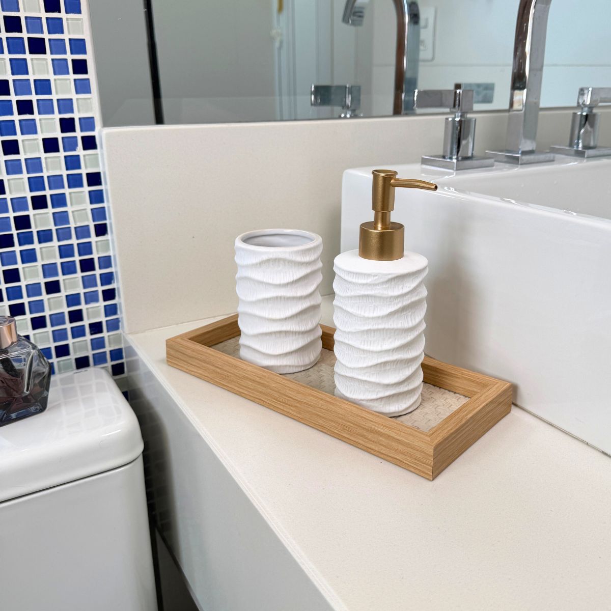 Bandeja Decorativa de Madeira com Vidro – Organização e Sofisticação