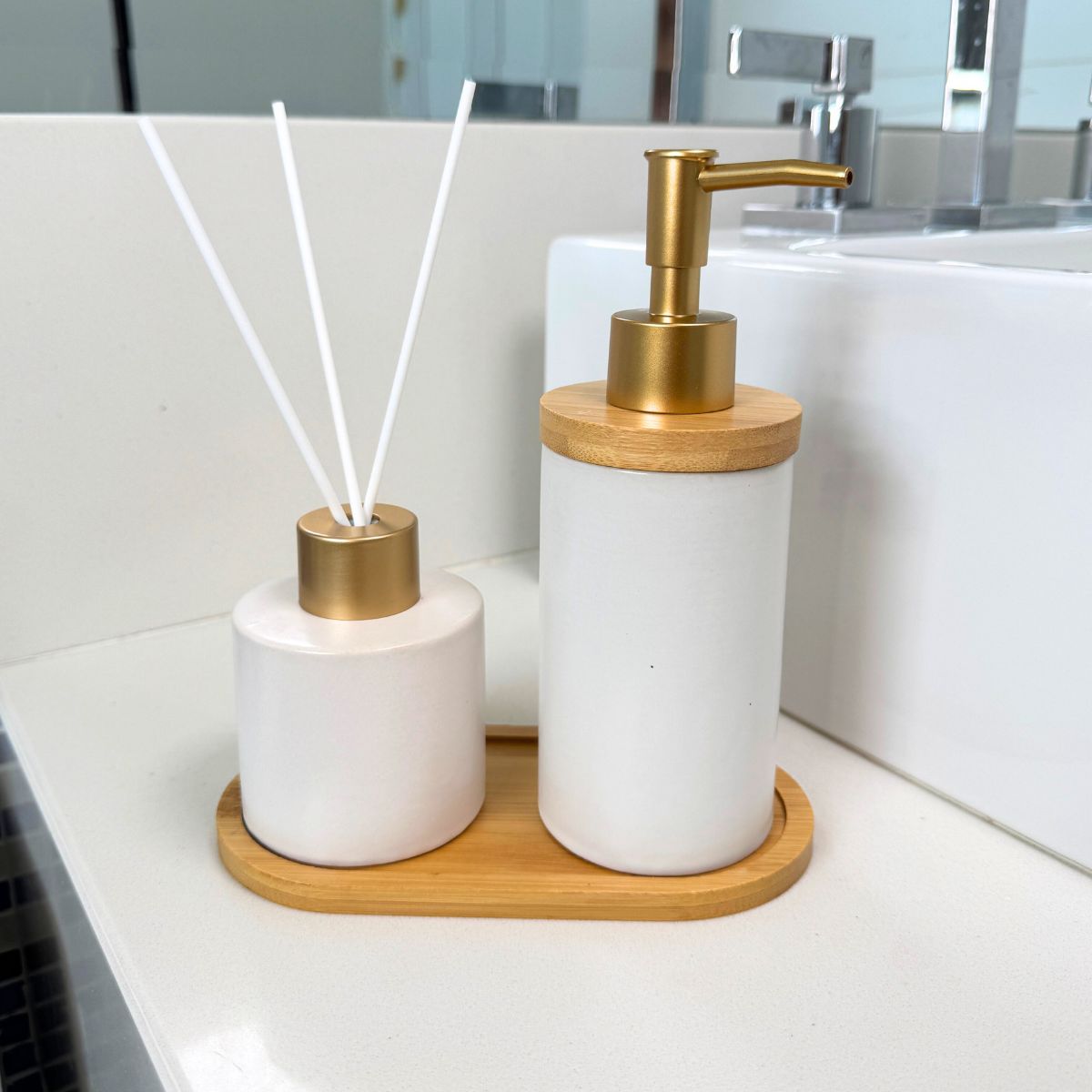 Kit Banheiro Aromas Liso 3 Peças - Conjunto Dispenser e Aromatizador em Porcelana com Bandeja em Bambu