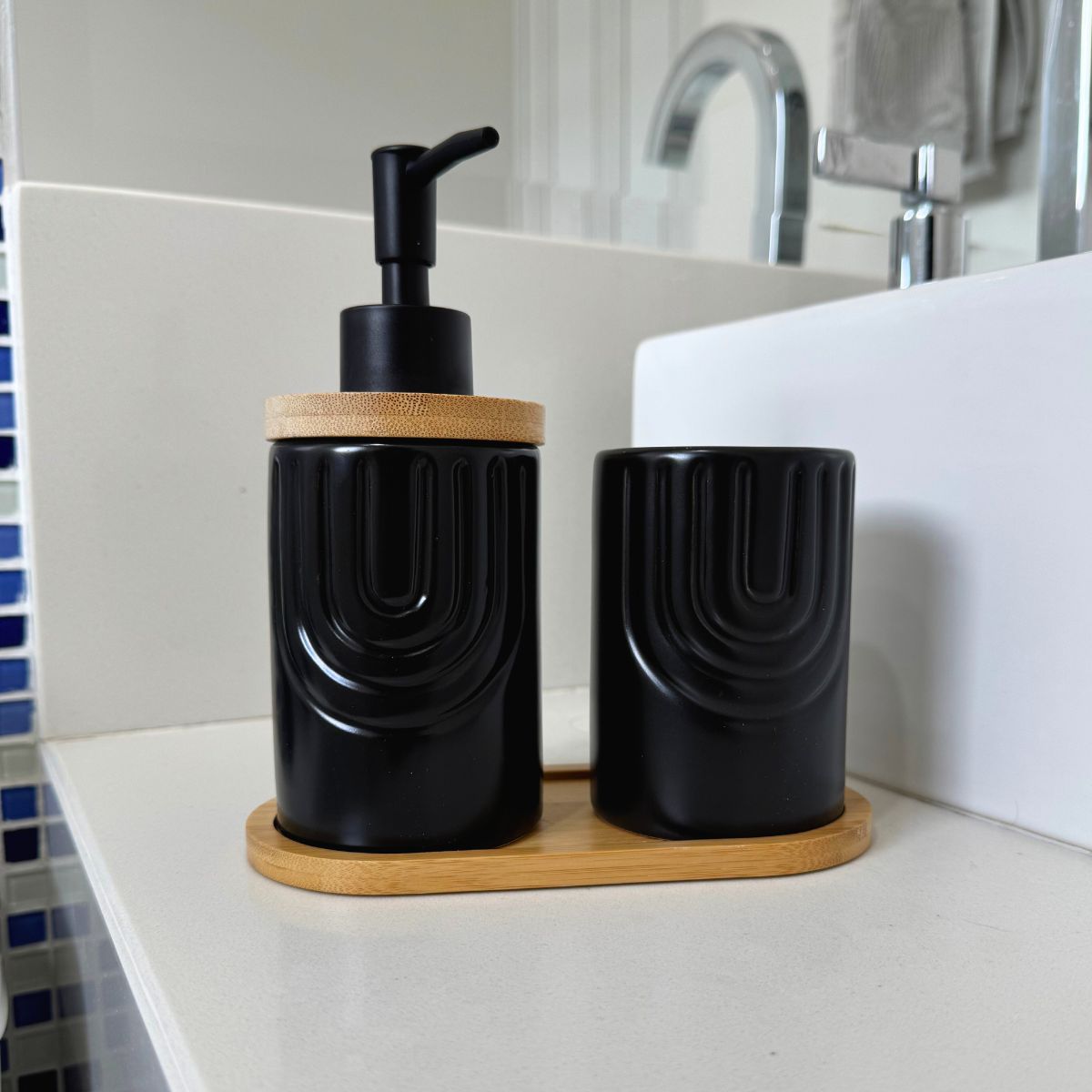 Kit Banheiro Supreme - Conjunto Porcelana Base Bambu Saboneteira Porta Escova 3 Peças